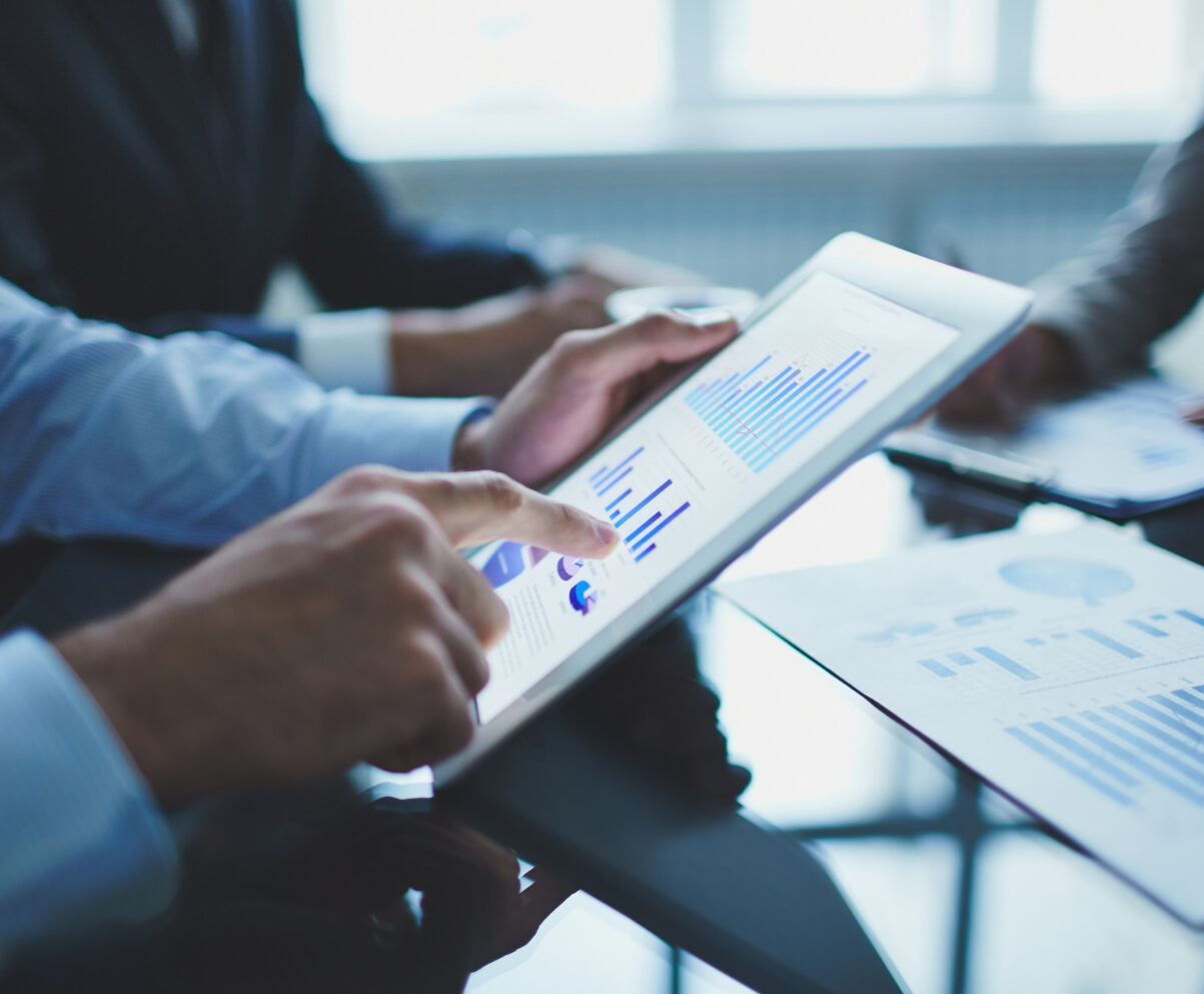 close-up-businessman-with-digital-tablet